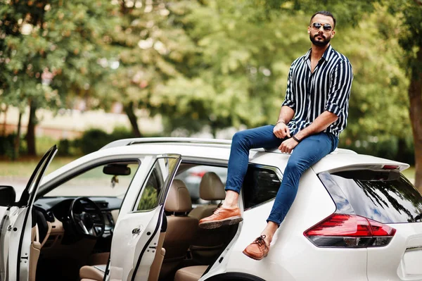 Hombre Árabe Exitoso Usar Camisa Rayas Gafas Sol Sentado Techo —  Fotos de Stock