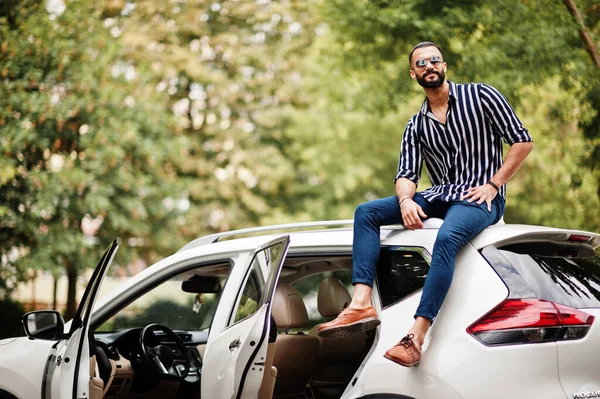 Erfolgreicher Arabischer Mann Gestreiftem Hemd Und Sonnenbrille Sitzt Auf Dem — Stockfoto