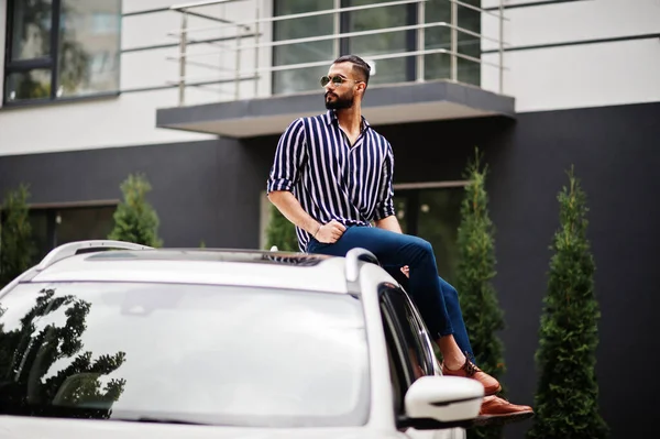 Erfolgreicher Arabischer Mann Gestreiftem Hemd Und Sonnenbrille Sitzt Auf Dem — Stockfoto