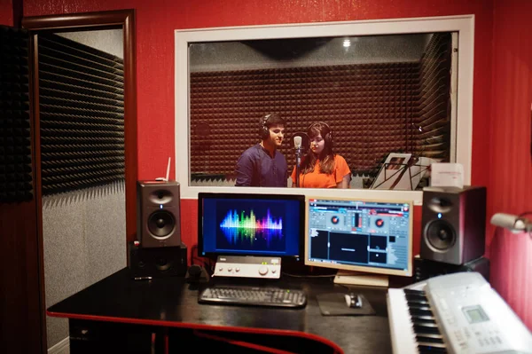 Müzik Stüdyosunda Mikrofon Kaydı Yapan Asyalı Genç Düet Şarkıcıları — Stok fotoğraf