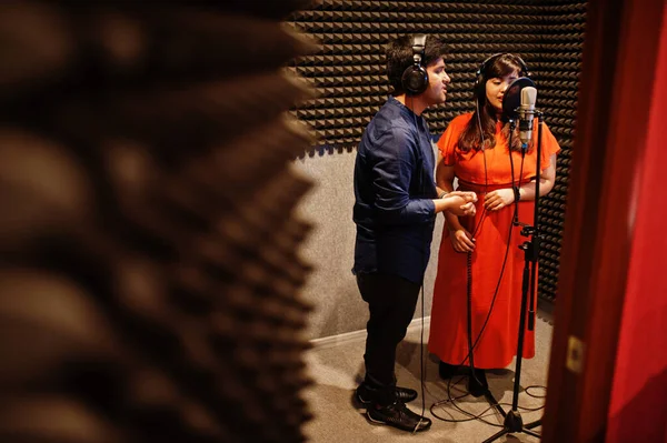 Giovani Cantanti Asiatici Duetto Con Microfono Registrazione Canzone Studio Musica — Foto Stock