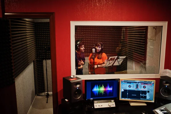 Ung Asiatisk Duet Sangere Med Mikrofon Indspilning Sang Plademusikstudie - Stock-foto