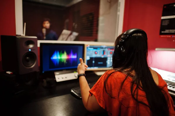 年轻的亚洲歌手 带着话筒在录音室里与声音制作人一起录制歌曲 — 图库照片
