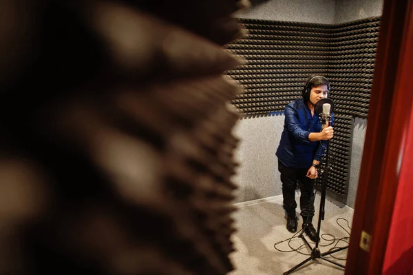 Ung Asiatisk Sanger Mand Med Mikrofon Indspilning Sang Plademusikstudie - Stock-foto