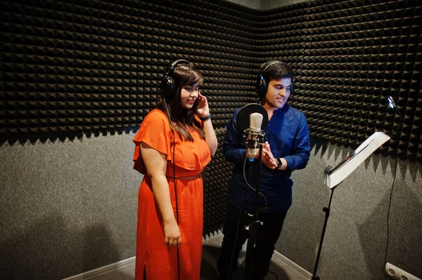 Unga Asiatiska Duetsångare Med Mikrofoninspelning Skivmusikstudio — Stockfoto