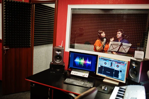 Mladý Asijský Duet Zpěváci Mikrofonem Nahrávání Píseň Nahrávacím Studiu — Stock fotografie