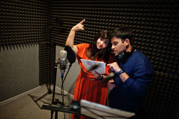 Unga Asiatiska Duetsångare Med Mikrofoninspelning Skivmusikstudio — Stockfoto