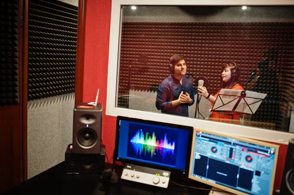 Mladý Asijský Duet Zpěváci Mikrofonem Nahrávání Píseň Nahrávacím Studiu — Stock fotografie