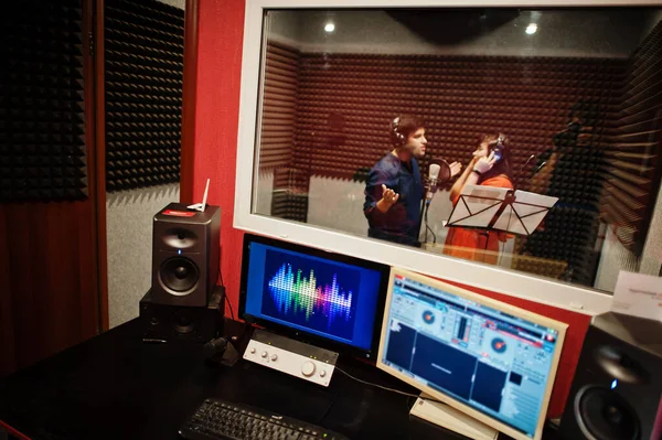 Молодые Азиатские Певцы Дуэта Песней Микрофона Студии Звукозаписи — стоковое фото