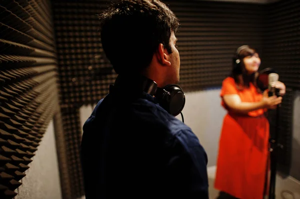 Νεαροί Ασιάτες Ντουέτο Τραγουδιστές Μικρόφωνο Ηχογράφηση Τραγουδιού Στούντιο Μουσικής Δίσκου — Φωτογραφία Αρχείου