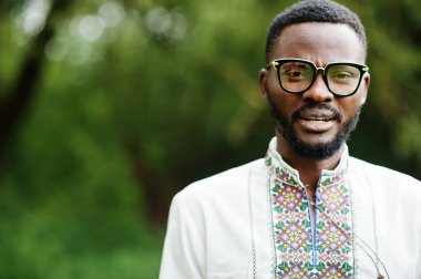 Parkta geleneksel giysiler içinde Afrikalı bir adamın portresi.. 