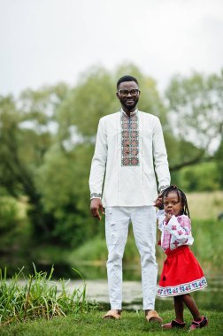 Afrikalı baba ve kızı parkta geleneksel giysiler içinde.. 
