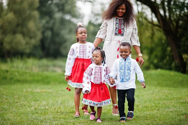 Afrikai Család Hagyományos Ruhában Parkban Afro Anya Gyermekekkel — Stock Fotó