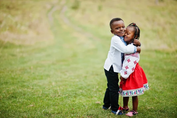 Crianças Africanas Roupas Tradicionais Parque — Fotografia de Stock