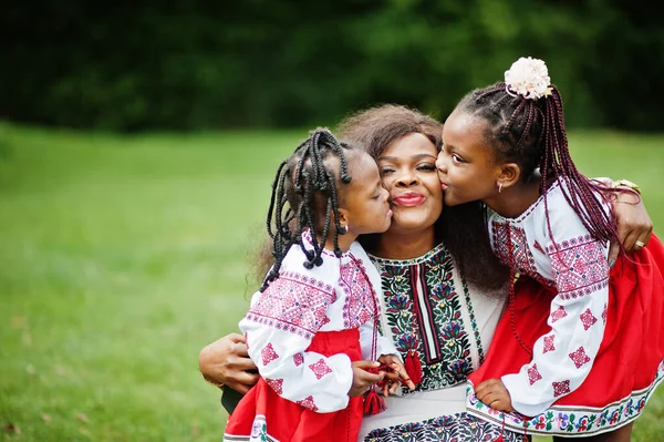 Afrikaanse Moeder Met Daugters Traditionele Kleding Het Park — Stockfoto