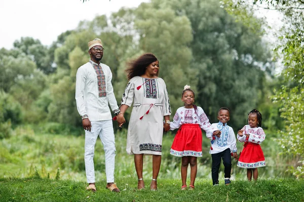 Familia Africana Con Ropa Tradicional Parque — Foto de Stock