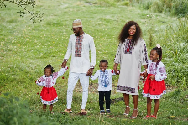 Familia Africana Con Ropa Tradicional Parque — Foto de Stock