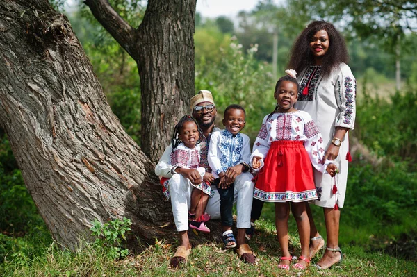 Keluarga Afrika Dalam Pakaian Tradisional Taman — Stok Foto
