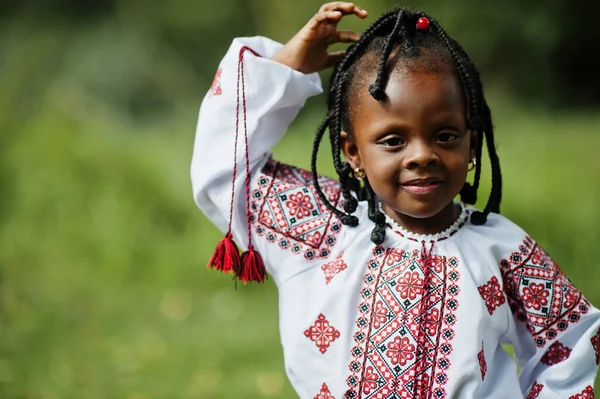 Retrato Criança Menina Africana Roupas Tradicionais Parque — Fotografia de Stock