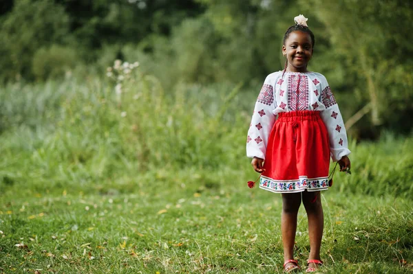 Retrato Criança Menina Africana Roupas Tradicionais Parque — Fotografia de Stock