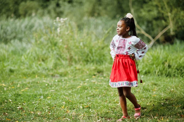 Retrato Criança Menina Africana Roupas Tradicionais Parque — Fotografia de Stock