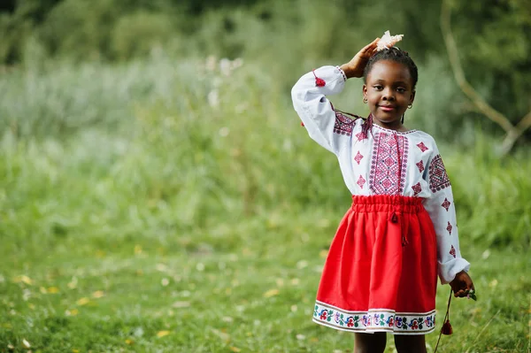 Retrato Criança Menina Africana Roupas Tradicionais Parque — Fotografia de Stock