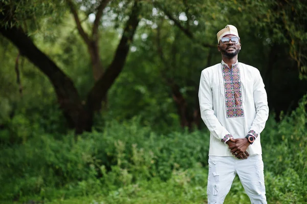 公園での伝統的な服のアフリカ人男性の肖像 — ストック写真