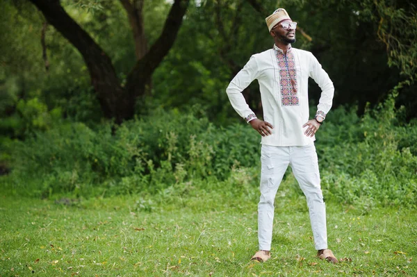 Porträtt Afrikansk Man Traditionella Kläder Parken — Stockfoto