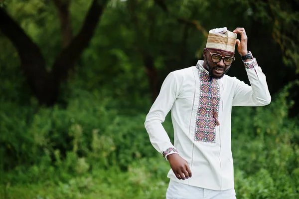 Porträtt Afrikansk Man Traditionella Kläder Parken — Stockfoto