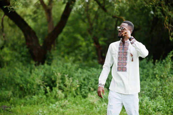 Retrato Del Hombre Africano Con Ropa Tradicional Parque — Foto de Stock