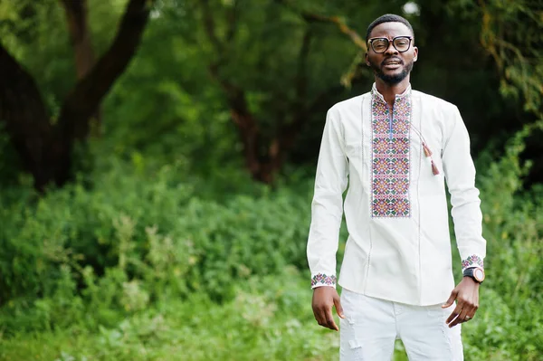 Retrato Del Hombre Africano Con Ropa Tradicional Parque — Foto de Stock