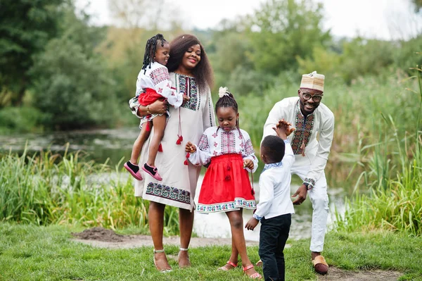 Familia Africana Con Ropa Tradicional Parque — Foto de Stock