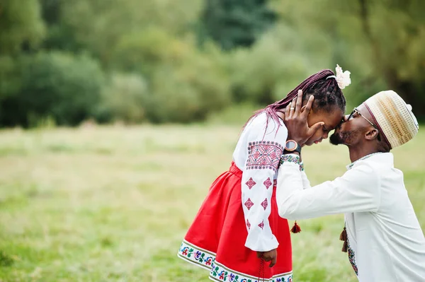 Padre Africano Con Hija Ropa Tradicional Parque — Foto de Stock