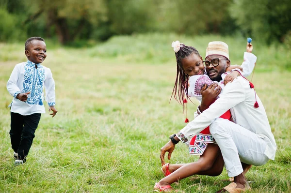 Padre Africano Con Niños Ropa Tradicional Parque — Foto de Stock