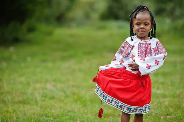 Retrato Criança Menina Africana Roupas Tradicionais Parque — Fotografia de Stock