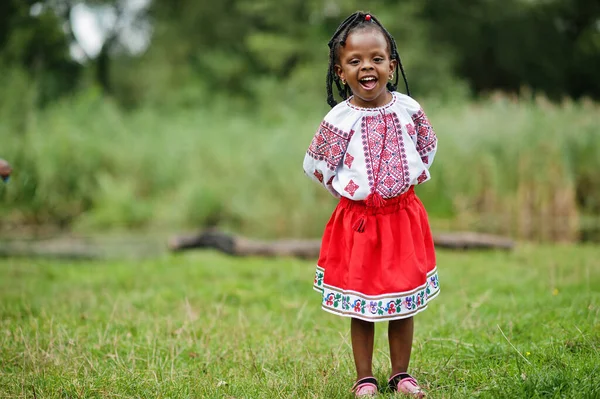 Retrato Criança Menina Africana Roupas Tradicionais Parque — Fotografia de Stock