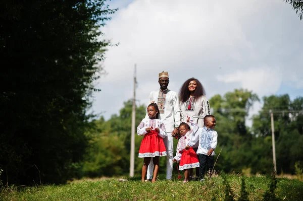 Familia Africana Con Ropa Tradicional Parque —  Fotos de Stock