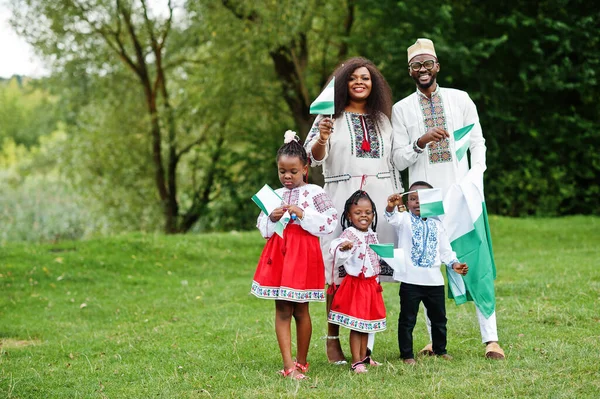 Keluarga Afrika Dalam Pakaian Tradisional Dengan Bendera Nigeria Taman — Stok Foto