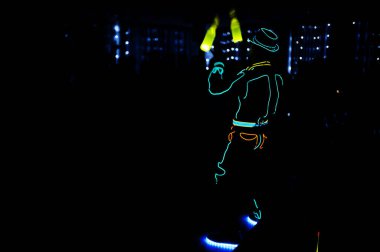 Profesyonel barmen ve ışık gösterisi. Gece kokteyl barında içki içen modern barmenin silueti.. 