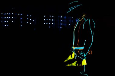 Profesyonel barmen ve ışık gösterisi. Gece kokteyl barında içki içen modern barmenin silueti.. 