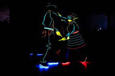 Profesyonel barmen ve ışık gösterisi. Gece kokteyl barında içki içen modern barmenin silueti.. 