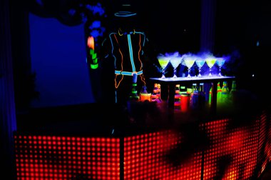 Profesyonel barmen ve ışık gösterisi. Gece kokteyl barında içki içen modern barmenin silueti.. 