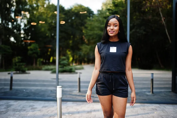Modne Feministyczne Afro Amerykańskie Kobiety Czarnej Koszulce Spodenkach Pozowane Zewnątrz — Zdjęcie stockowe