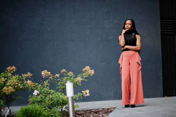 Mujer Afroamericana Moda Pantalones Melocotón Blusa Negra Posan Aire Libre — Foto de Stock