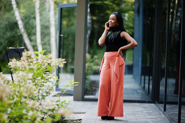 Mujer Afroamericana Moda Pantalones Melocotón Blusa Negra Hablan Por Teléfono — Foto de Stock
