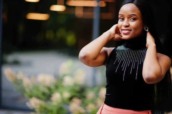 Mujer Afroamericana Moda Pantalones Melocotón Blusa Negra Posan Aire Libre — Foto de Stock