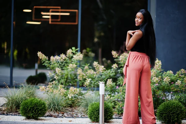 Mujer Afroamericana Moda Pantalones Melocotón Blusa Negra Posan Aire Libre — Foto de Stock