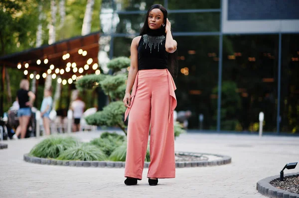 Mujer Afroamericana Moda Pantalones Melocotón Blusa Negra Posan Aire Libre — Foto de Stock