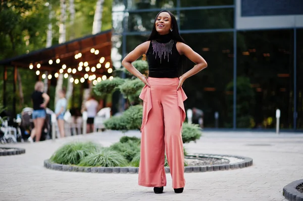 Modna Afroamerykanka Brzoskwiniowych Spodniach Czarnej Bluzce Poza Domem — Zdjęcie stockowe