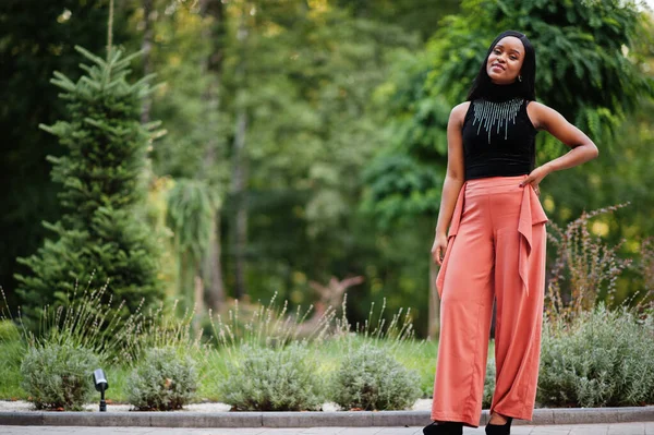 Mujer Afroamericana Moda Pantalones Melocotón Blusa Negra Posan Aire Libre — Foto de Stock